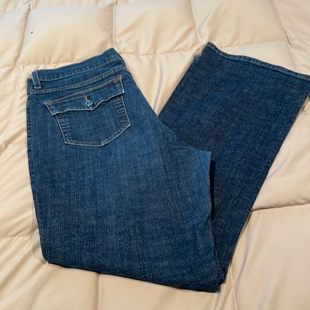 Women’s Perfectly Slimming Levis. Size 16 Short.